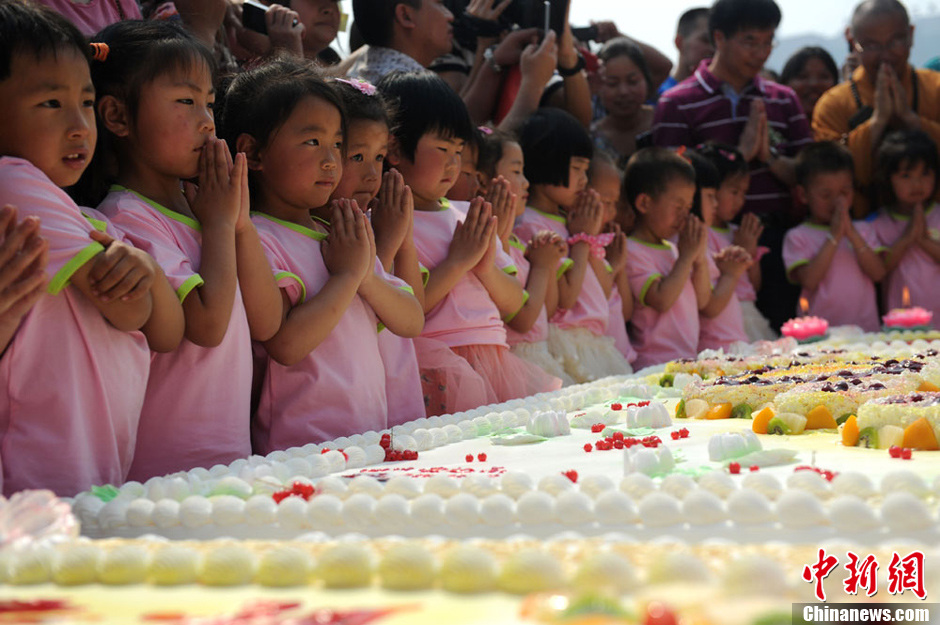 圖為孩子們在生日蛋糕前許下愿望。張浪 攝