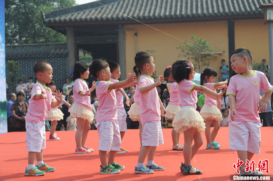 圖為孩子們在生日Party上表演節(jié)目。張浪 攝