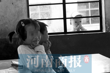 她不止一次說想去上學，而更多的時候，她是站在教室外面，眼巴巴地看著里面的小朋友