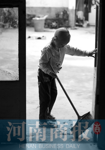 她很懂事，經(jīng)常幫助爸爸媽媽打掃衛(wèi)生