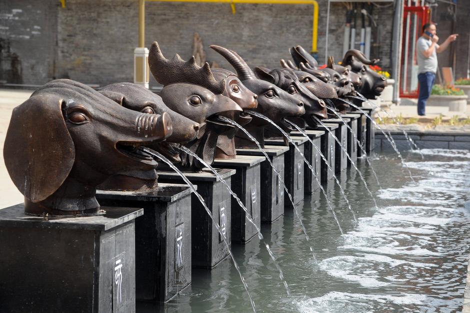 圖為十二獸首嘴里不停向外噴水。