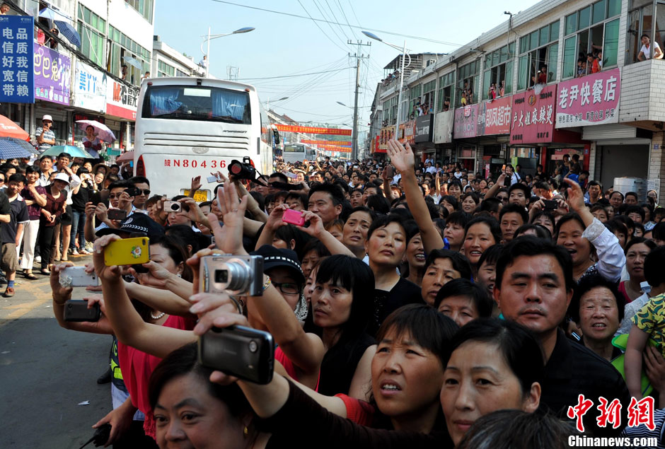 6月5日，一年一度的毛坦廠鎮(zhèn)“送考節(jié)”到來，70輛大巴車護送毛坦廠中學(xué)萬名考生安全赴考。