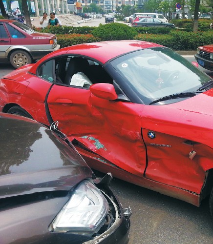 寶馬車門完全變形。