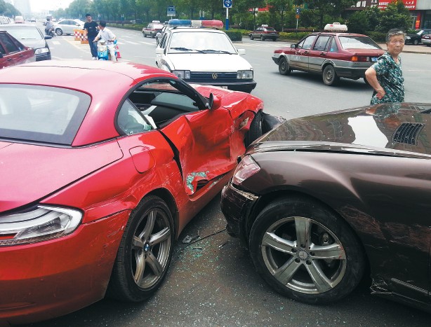 兩部價值百萬左右的豪車在碰撞中損傷嚴重。謝德勝 記者金學永/攝