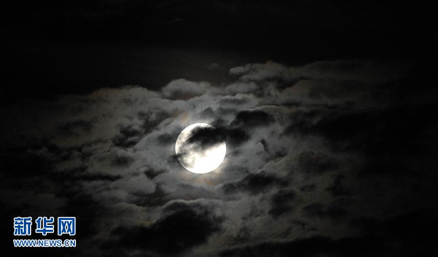 6月23日晚，一輪圓月高懸在海南省?？谑猩峡?。