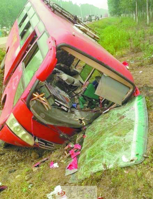 　扎進(jìn)溝里的中巴車，擋風(fēng)玻璃碎了一地。