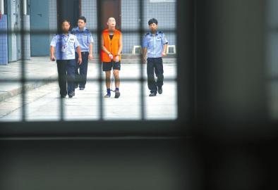 劉明前往家屬會(huì)見室和父母見最后一面。 吳小川 攝