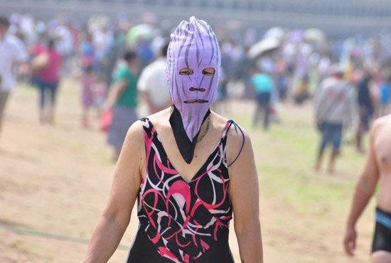 2013年7月3日，山東青島青島高溫來襲，“青島大媽”不懼滸苔，戴著“強盜面具”出現(xiàn)在海水浴場消暑降