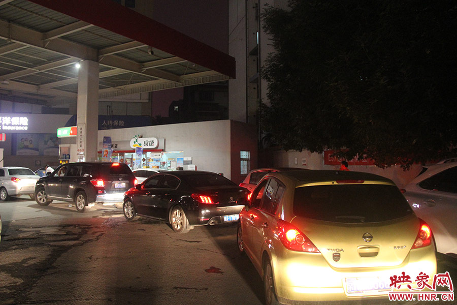 加油站內(nèi)，車主們正在正待為愛車加油