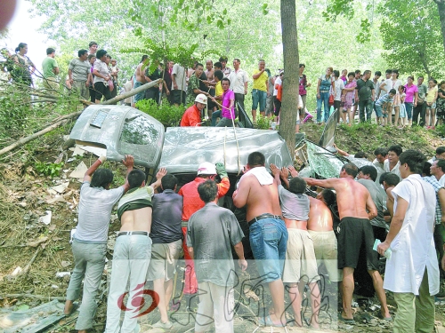 安徽轎車墜下周口國(guó)道撞樹遭“腰斬” 安徽轎車墜下周口國(guó)道撞樹遭“腰斬”