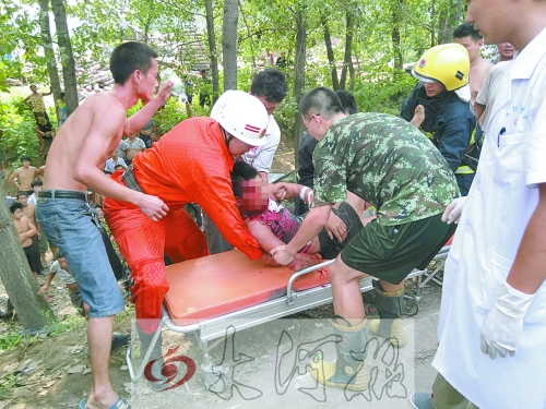 安徽轎車墜下周口國(guó)道撞樹遭“腰斬” 安徽轎車墜下周口國(guó)道撞樹遭“腰斬”