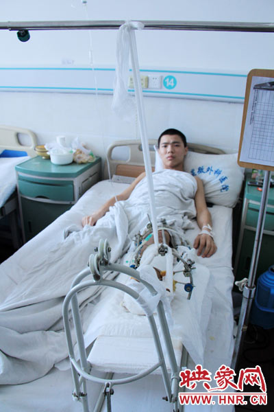 “如果有人肯幫我出4萬元的醫(yī)藥費(fèi)，我愿意為他免費(fèi)工作3年，多苦多累都行?！?月26日，躺在病床里上的