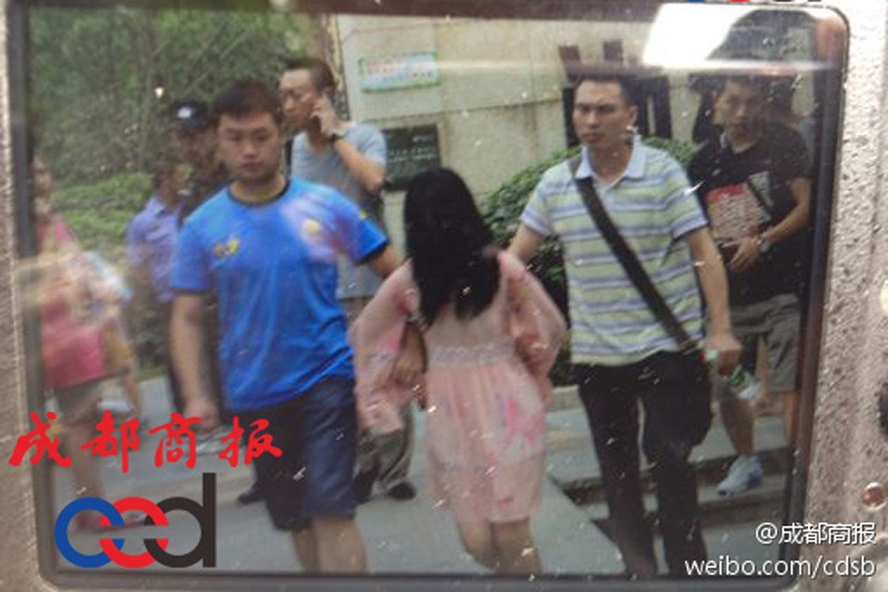 圖為事發(fā)現(xiàn)場(chǎng)，嫌疑人被警方控制。