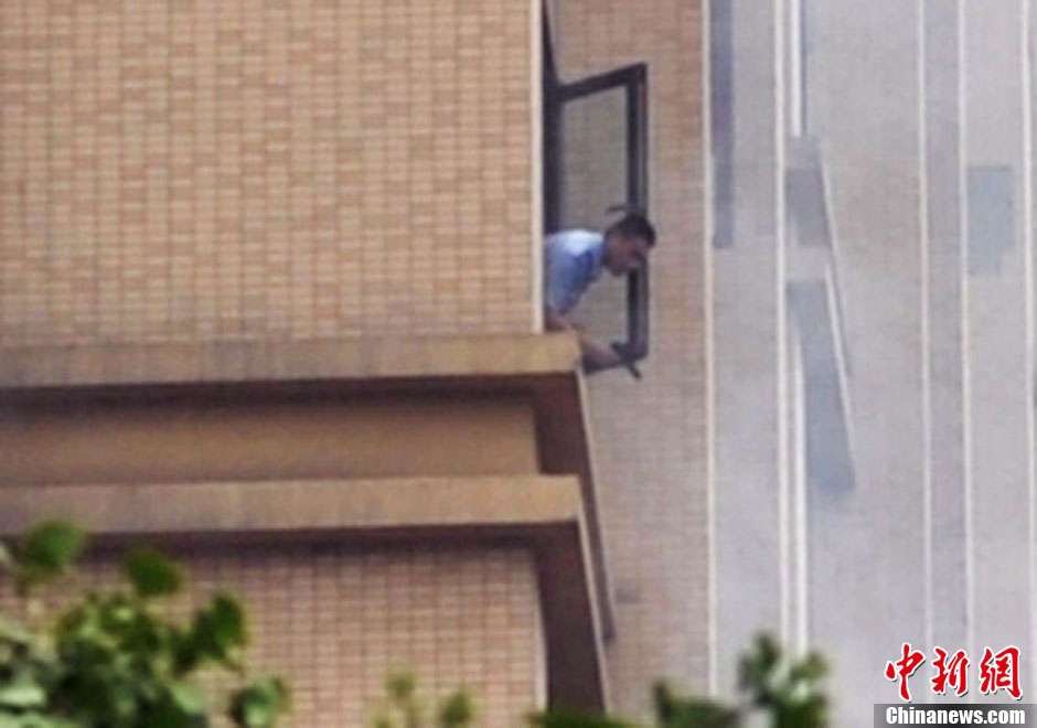 7月31日，成都成華區(qū)二十四城小區(qū)發(fā)生警匪槍戰(zhàn)。