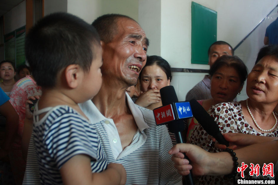圖為獲救嬰兒的爺爺接受中新社記者采訪。張一辰 攝