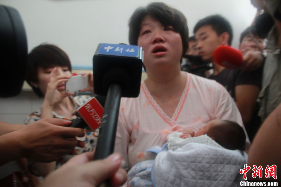 圖為獲救嬰兒母親接受中新社記者采訪。張一辰 攝