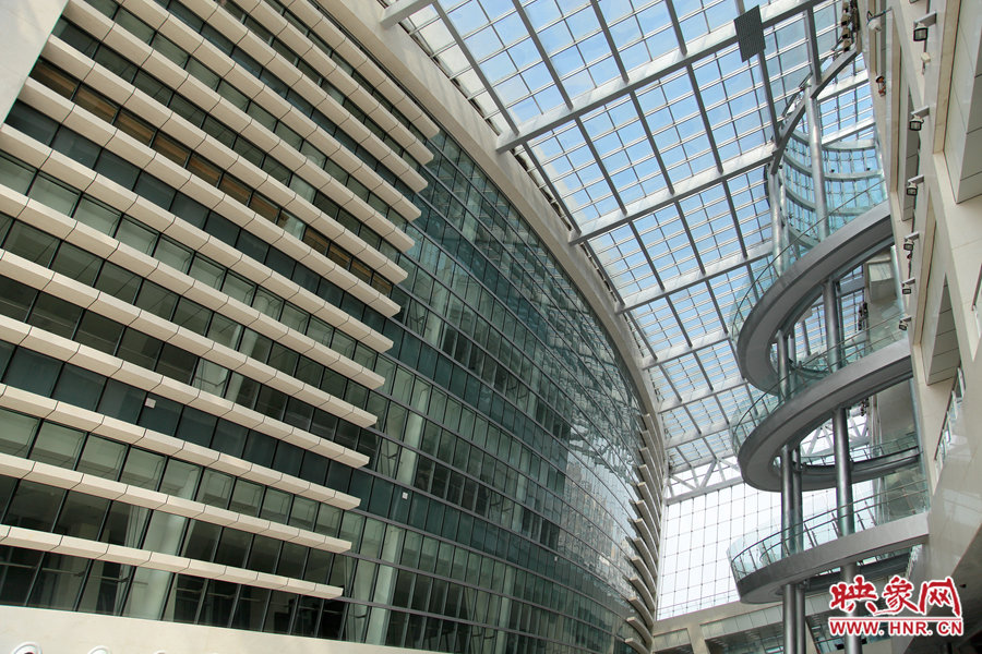 “全景天窗”帶來充足的自然光。