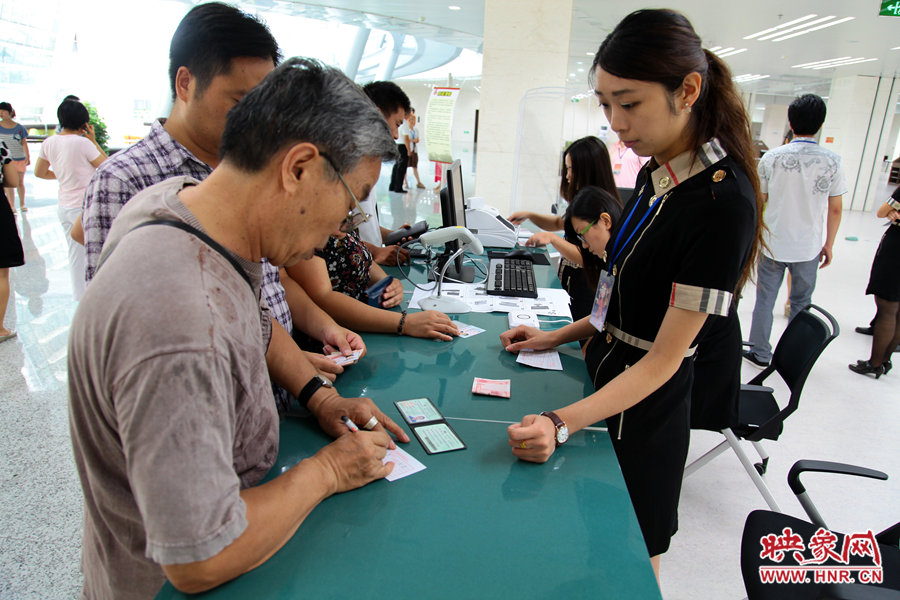辦理借書卡很便捷，只需要身份證和一百元押金就可以。