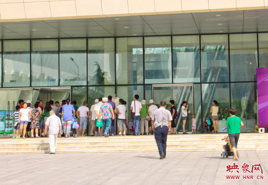 開館時間還沒到，門口已經有不少等待的讀者