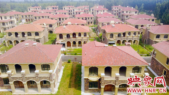 這里的別墅共計(jì)30多棟，有兩層的，也有三層的，主體、裝修都已經(jīng)完工