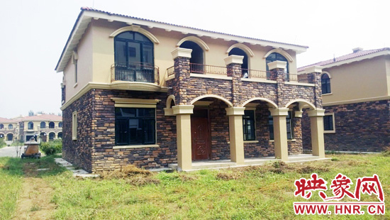 這里的別墅有兩層的，也有三層的，主體、裝修都已經(jīng)完工