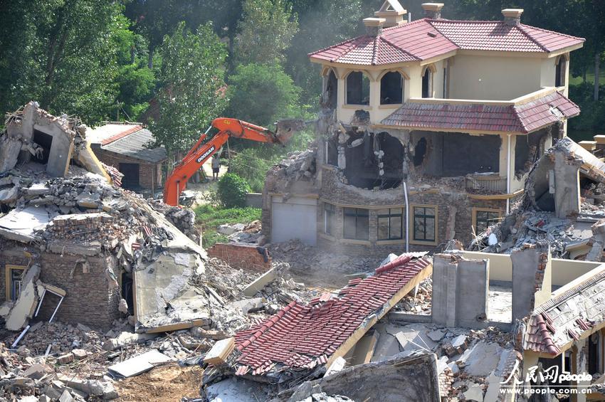 2013年8月18日，在黃河南岸鄭州市惠濟區(qū)花園口鎮(zhèn)申莊村，違規(guī)修建的別墅正在被拆除。張濤/東方IC