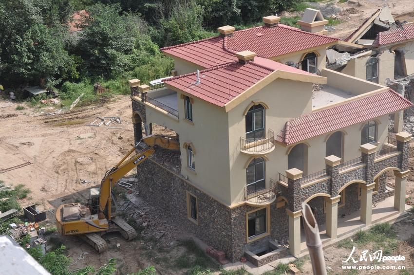 2013年8月18日，在黃河南岸鄭州市惠濟區(qū)花園口鎮(zhèn)申莊村，違規(guī)修建的別墅正在被拆除。張濤/東方IC