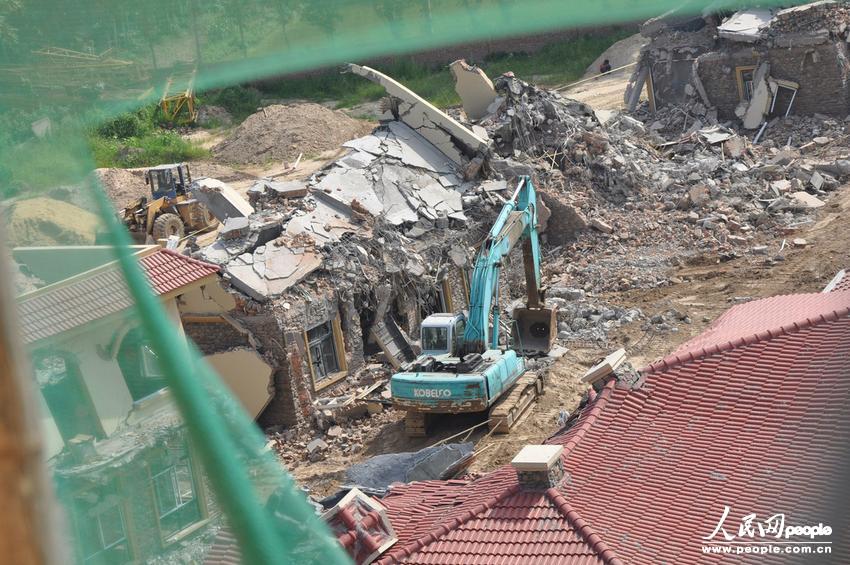 2013年8月18日，在黃河南岸鄭州市惠濟區(qū)花園口鎮(zhèn)申莊村，違規(guī)修建的別墅正在被拆除。張濤/東方IC