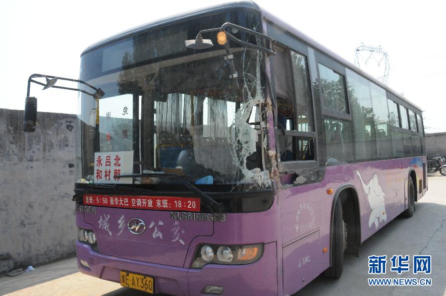 事發(fā)公交車左前方的擋風玻璃破了一個大洞（8月20日攝）。