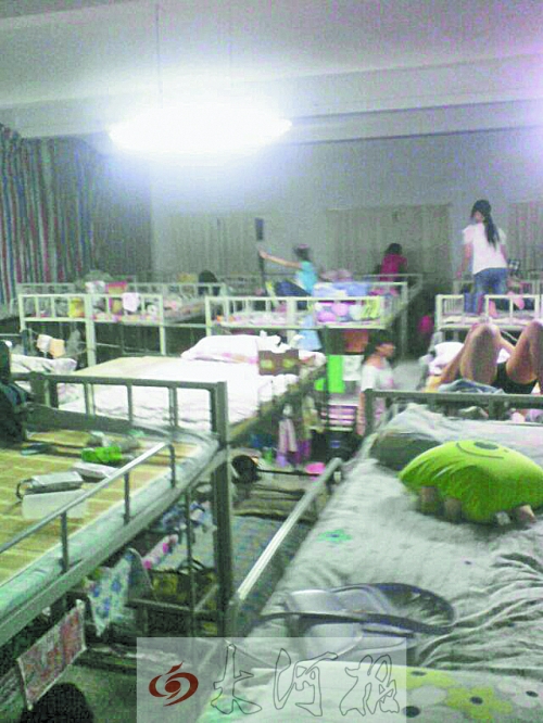 住在電教室里的女生們，擁擠不堪。