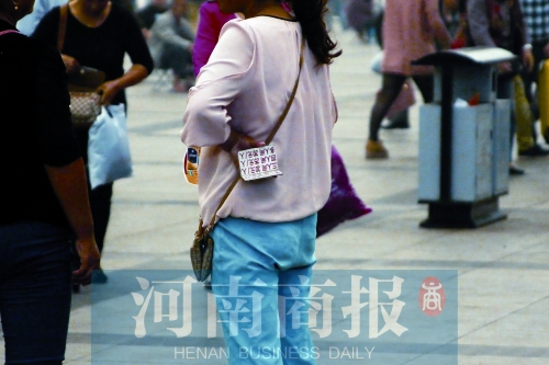 火車站廣場，一女子拿著寫有不同房型價位的卡片在拉客，不少市民抱怨，受過此類“騷擾”