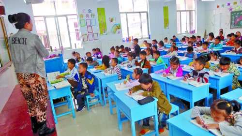 有的課桌直抵講臺，學(xué)生眼睛離黑板非常近。