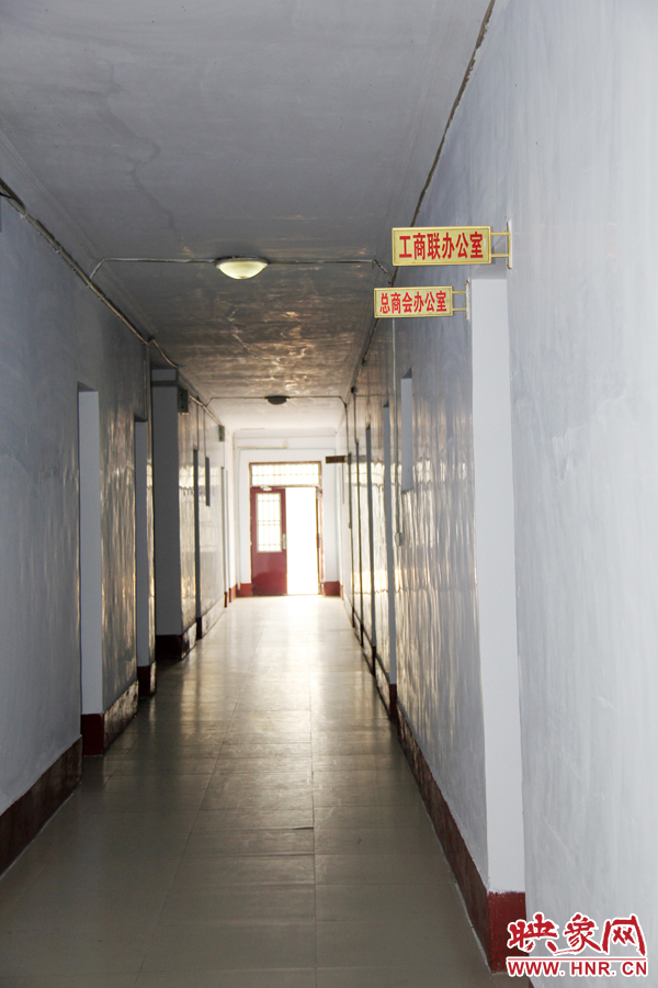 在縣委大院內,分布著很多機關單位。