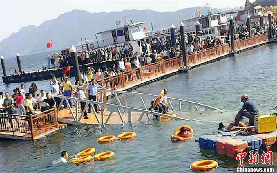 江西廬山景區(qū)游人爆滿(mǎn)致橋梁斷裂 數(shù)十人落水