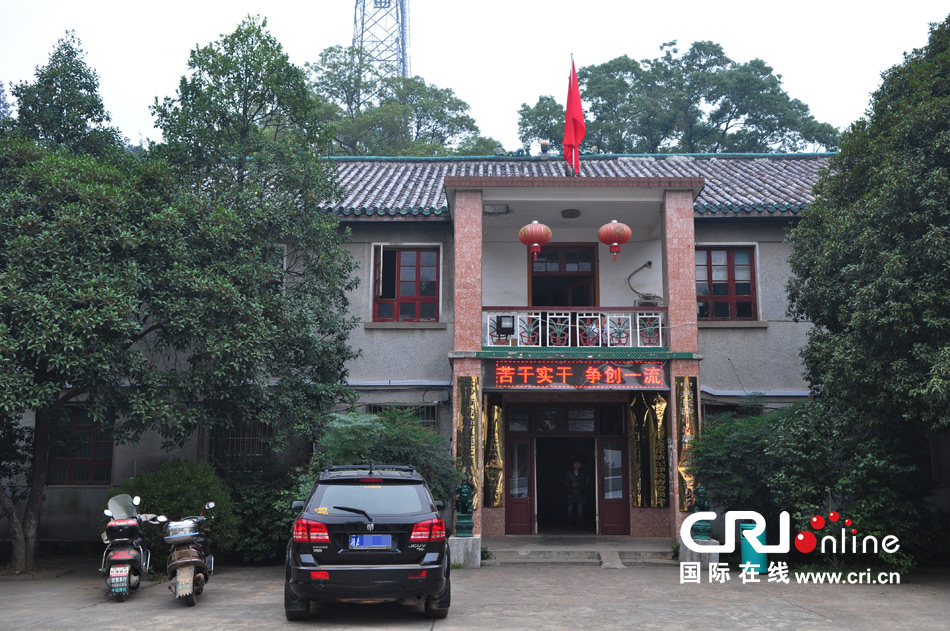 　2013年10月21日，這是蓮花鎮(zhèn)人民政府的辦公樓，和蓮花鎮(zhèn)云蓋村的辦公樓相比，寒酸不少。