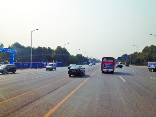 鄭開大道上隨處可見車輛駛?cè)腚p黃線超車,很危險(xiǎn)。