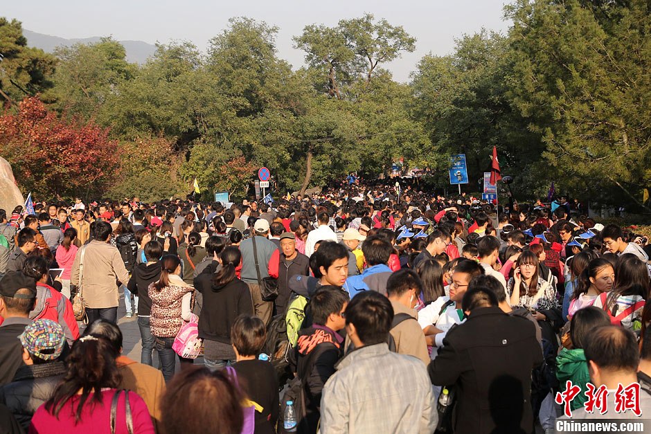 　10月26日，北京香山公園內(nèi)游客摩肩接踵。