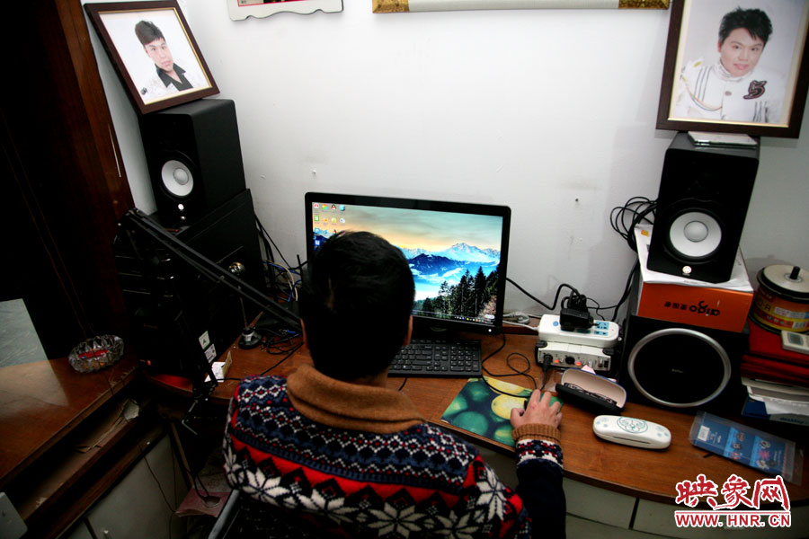 這張小小的工作臺就是海龍的一片小天地，他可以在這里練歌，也可在這里回味他的過去