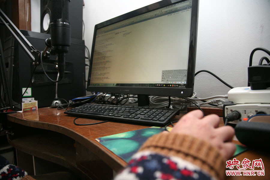 由于海龍只剩下兩根手指可以做動作，聰明的他調(diào)出軟鍵盤來打字搜索