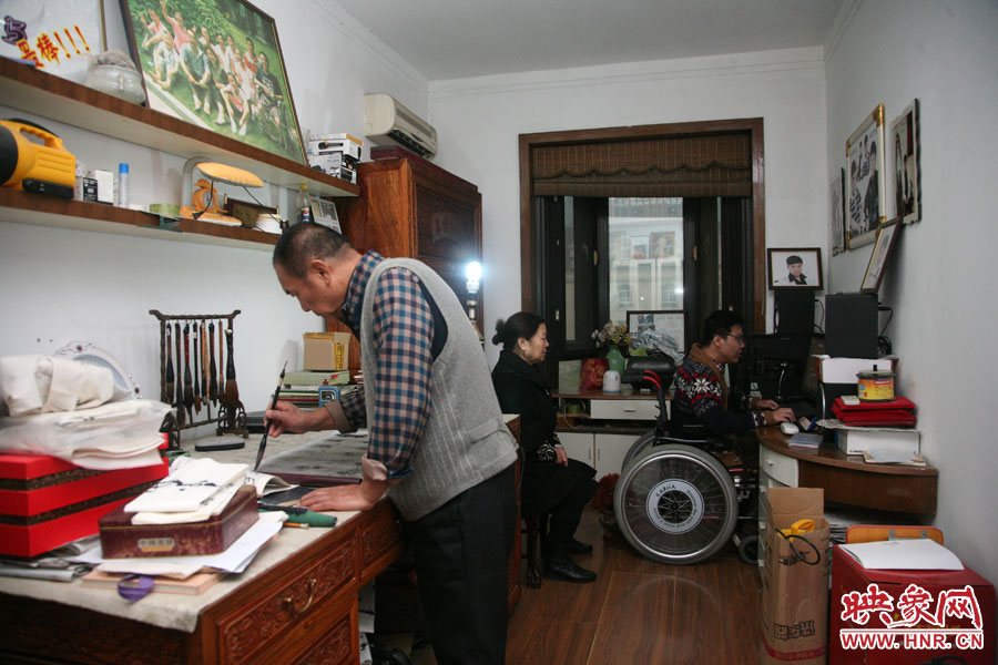 小小的書房里，爺孫三人在坐著各自的事情，姥爺在練書法，姥姥在旁專心的看著海龍，海龍在盡情的歌唱