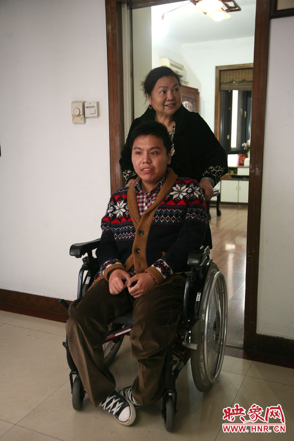 練完歌后，姥姥將海龍推了出來，因為行動不便，海龍很少出門，他的活動地方一般就是書房與客廳。