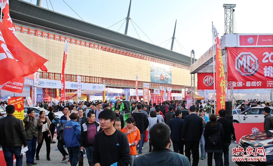 車展第一天吸引了眾多市民前來(lái)
