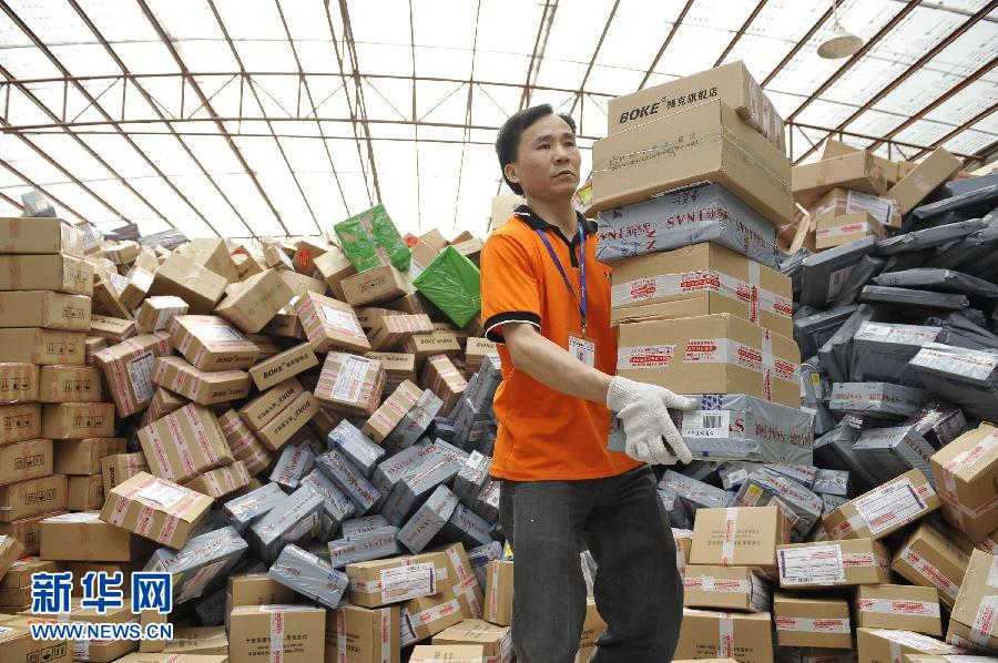 　11月11日，在圓通公司廣州一處分揀站，工作人員加緊處理堆積如山的快件。