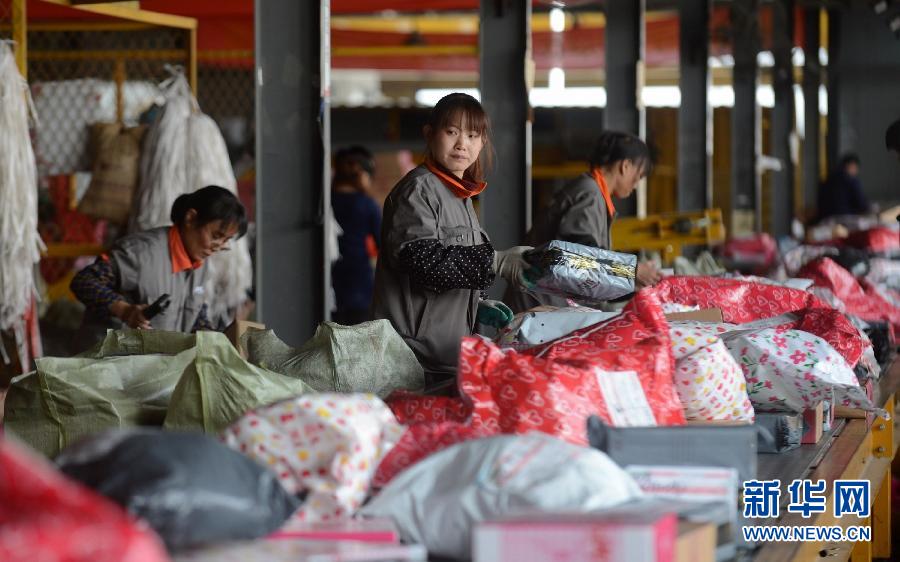 11月11日，一家快遞公司的工作人員正在分揀快件。