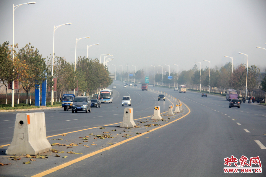 記者走訪鄭開(kāi)大道 已放置數(shù)百個(gè)水泥隔離樁