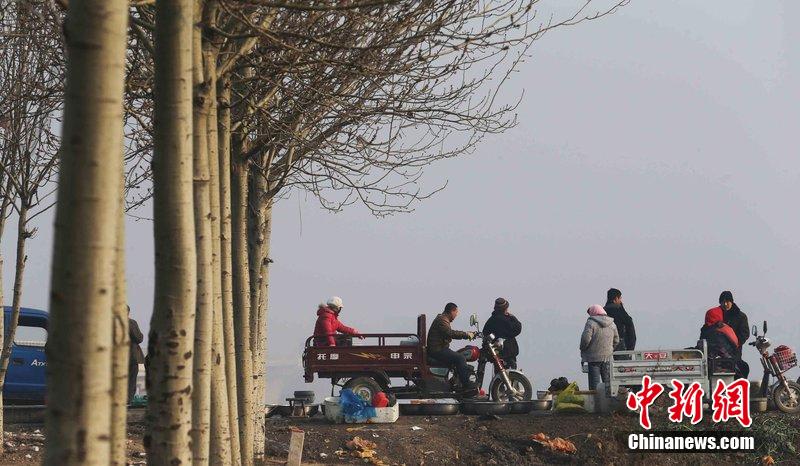 圖為12月1日，104國(guó)道靜?？h城附近，104國(guó)道靜海縣城附近，高速旁邊形成的黑市。田寶希 攝 圖片