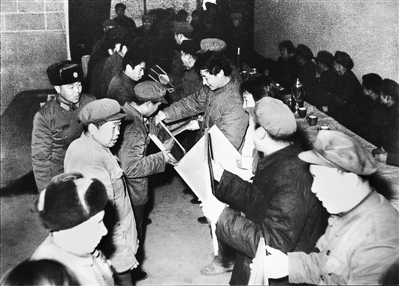 1985年4月6日,時(shí)任中共正定縣委書記習(xí)近平在全縣首季開門紅表彰大會(huì)上頒獎(jiǎng)。