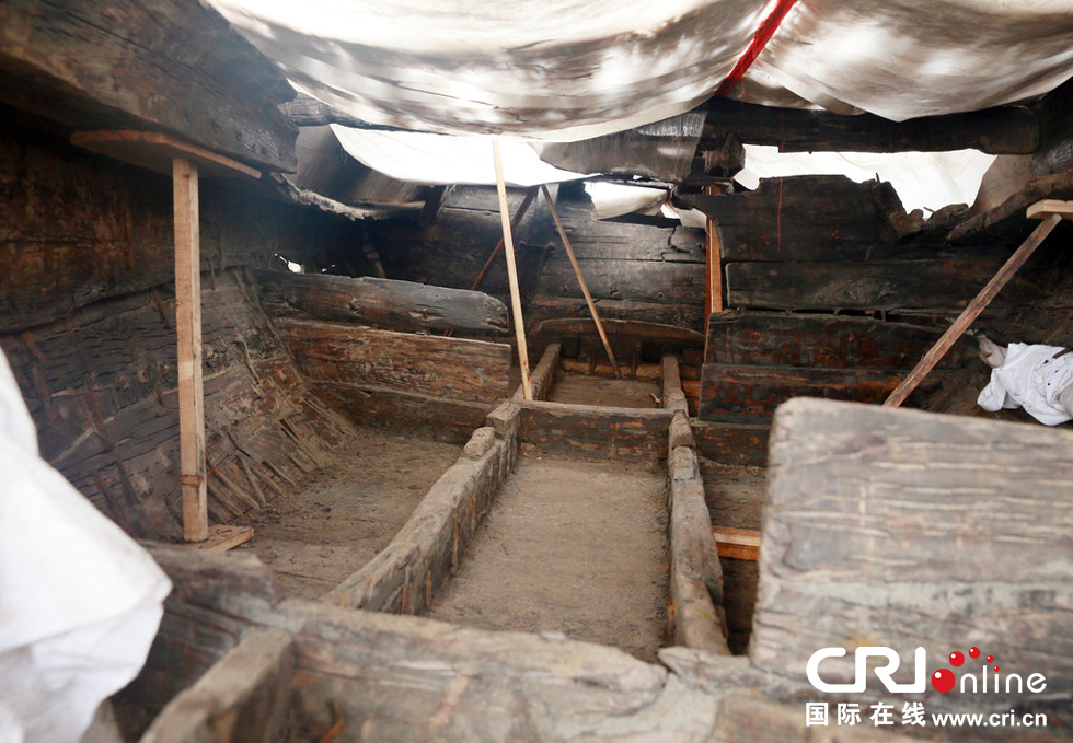 2014年1月6日，河南洛陽(yáng)古沉船發(fā)掘現(xiàn)場(chǎng)，古沉船頭，船倉(cāng)內(nèi)部。