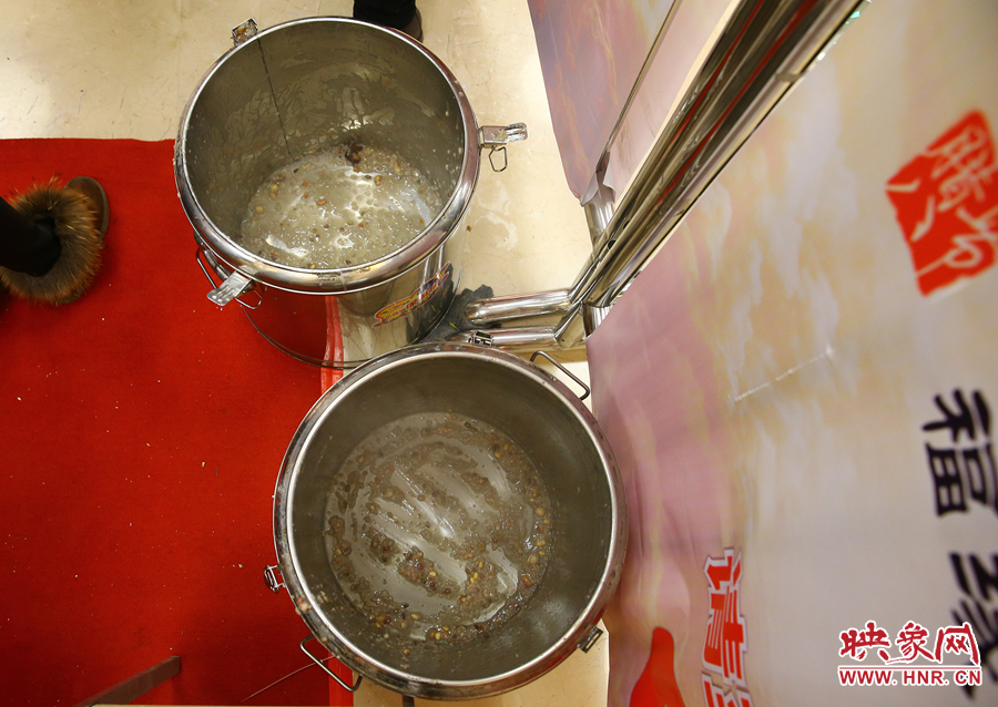 由于人多，兩大桶粥二十分鐘內(nèi)已經(jīng)見(jiàn)底。