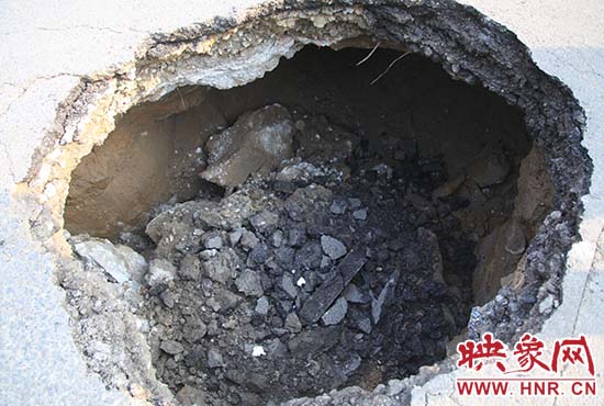 坑口直徑約兩米，路面下形成中空的大坑，約有15平方米。